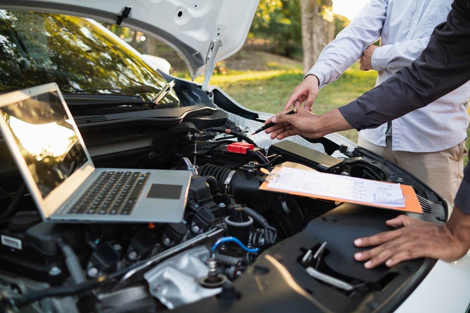  Detaljna inspekcija polovnog vozila pod podignutom haubom 