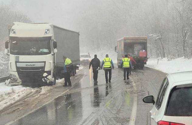  Brojne nezgode i zastoji na planinskim prevojima 