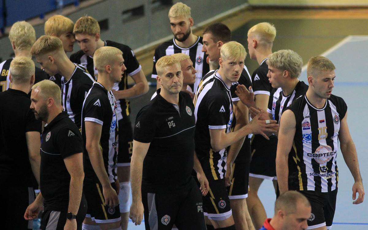  Odbojkaši Partizana se ofarbali u plavo na vječitom derbiju 