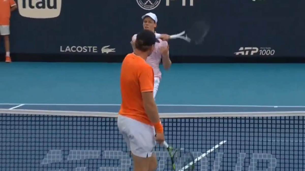  Janik Siner napucao lopticom Aleksa Mikelsena 