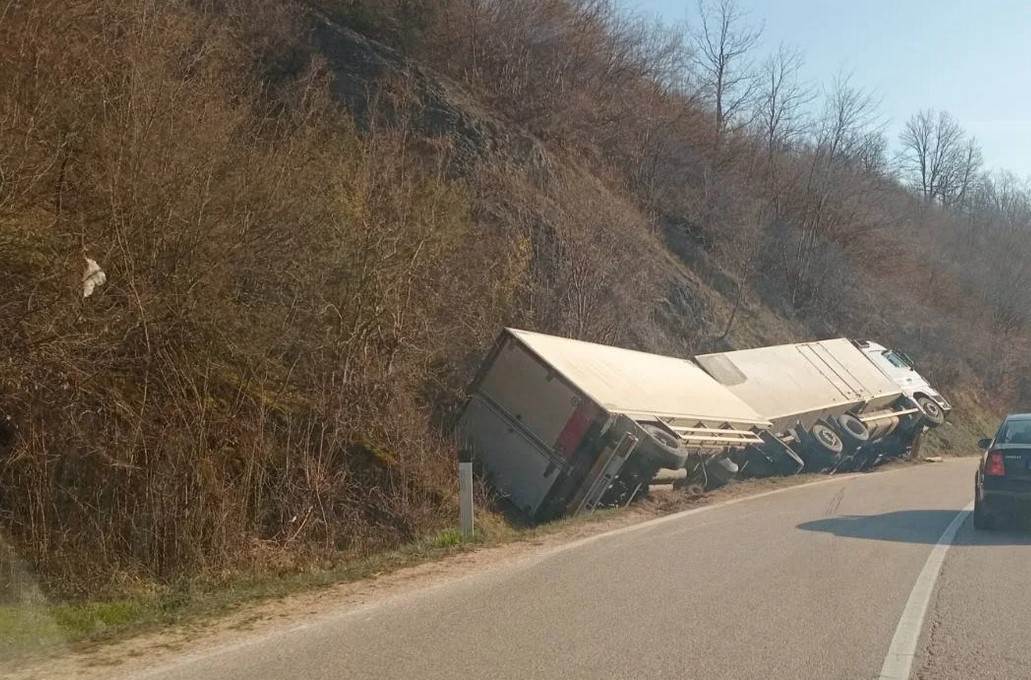  Mrkonjić Grad: Kamion sletio sa kolovoza kod Starog Sela 