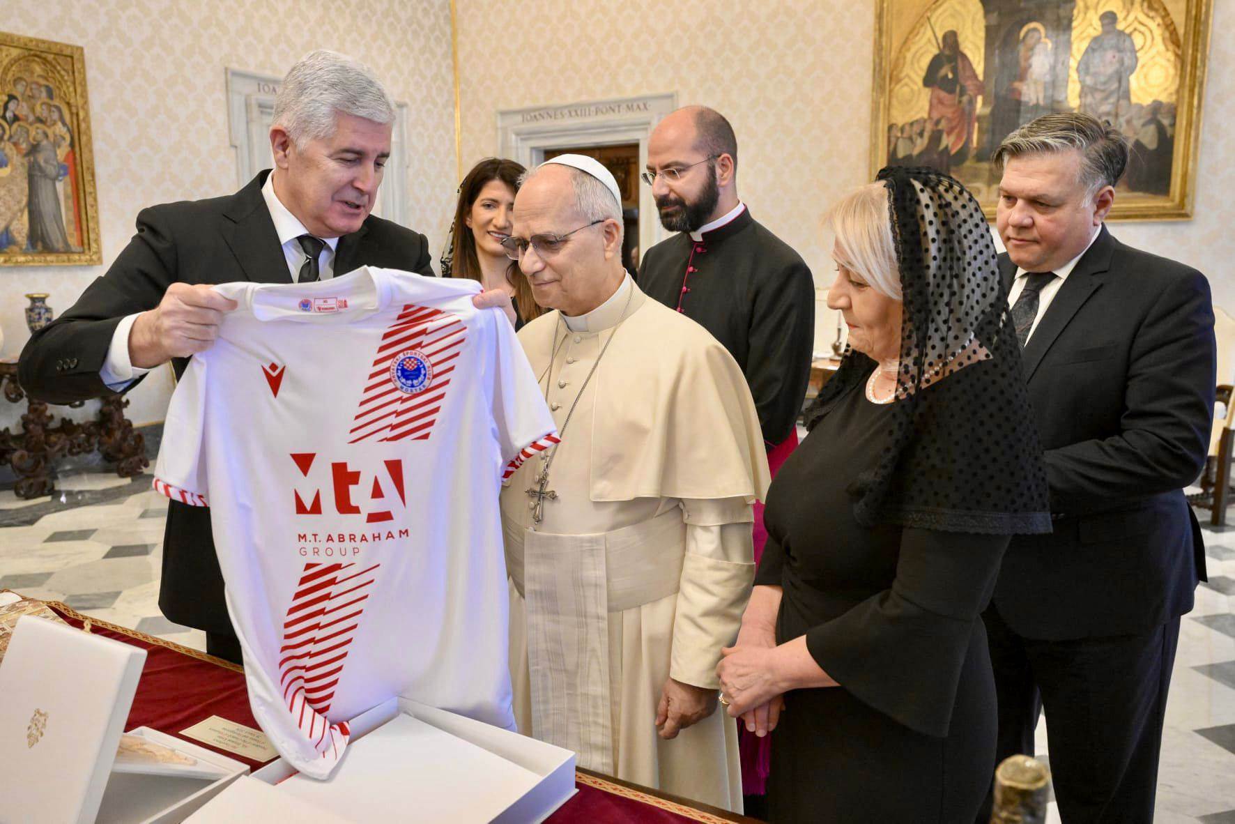  Papa Lav XIV dobio dres HŠK Zrinjski! 