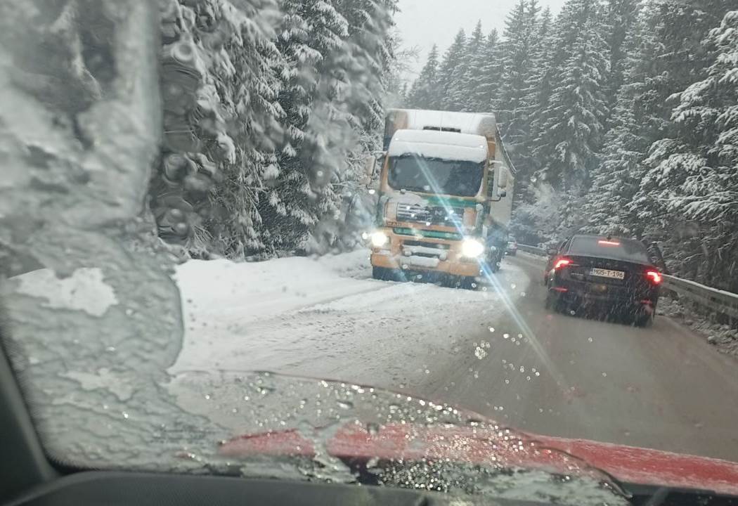  Snijeg otežava saobraćaj u višim predjelima 
