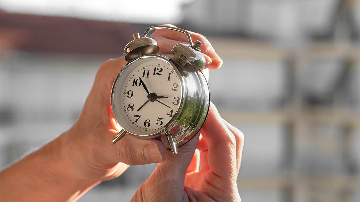  Ko zarađuje od pomjeranja sata 