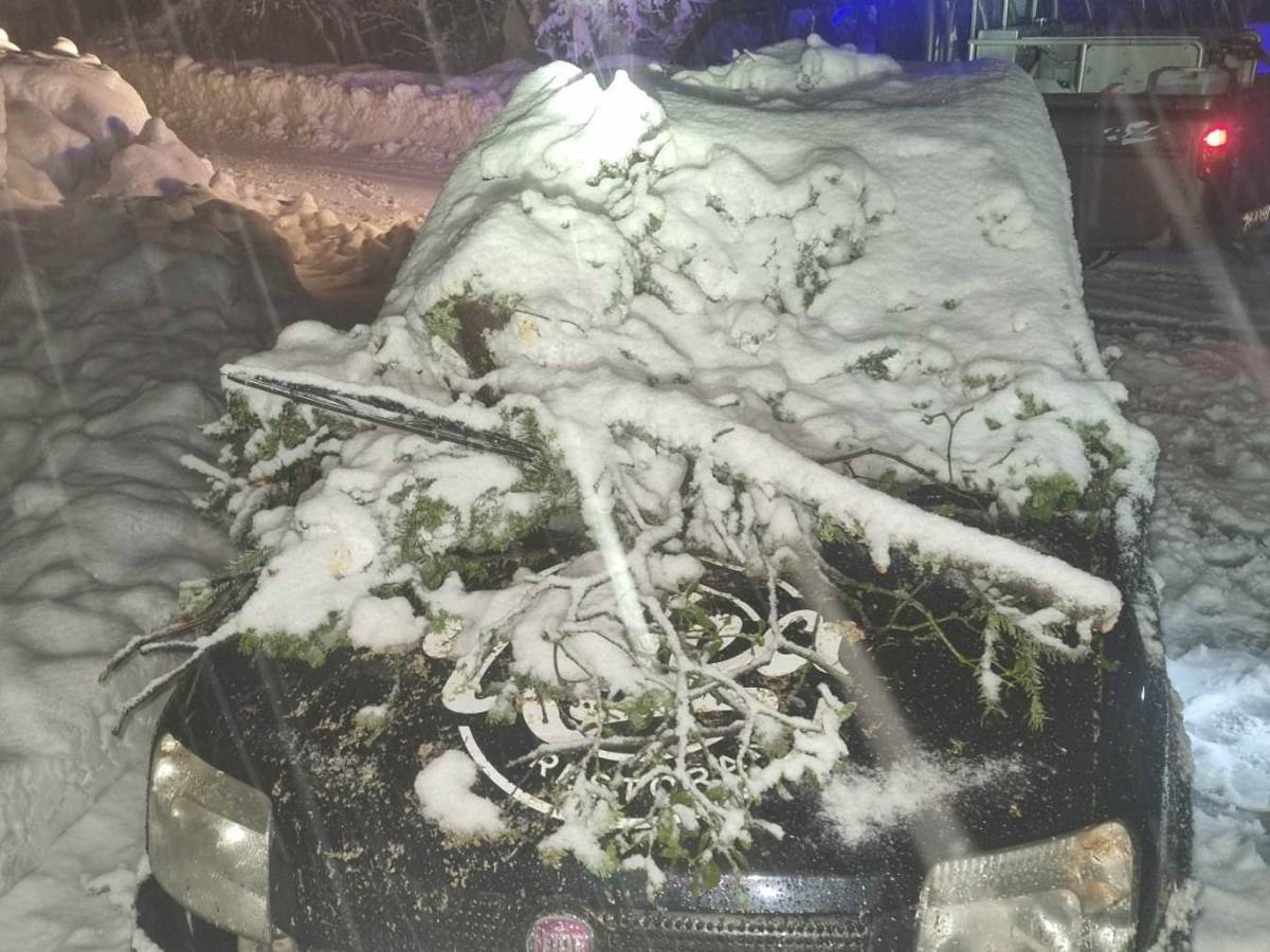  Prijedorski vatrogasci evakuisali sedam osoba iz automobila na Kozari 