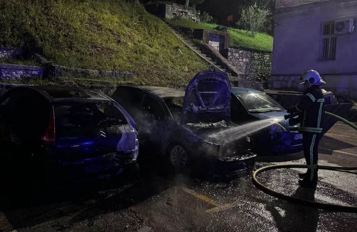  U dvorištu Ekonomske škole u Mostaru izgorjelo šest vozila 