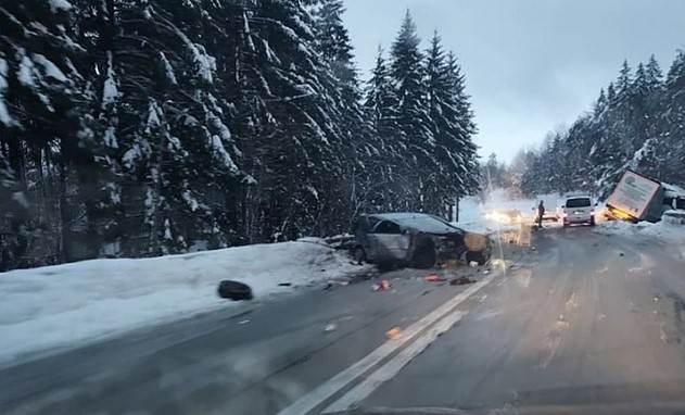  Automobil podletio pod kamion kod Bosanskog Petrovca  