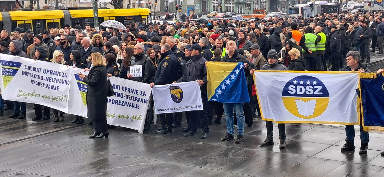  protest državnih policajaca i službenika ispred Parlamenta BiH 