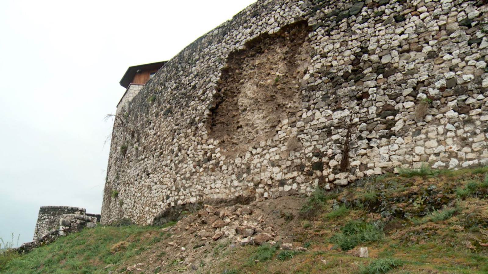  Dobojska tvrđava u opasnosti: Arheolozi traže hitne mjere zaštite prije potpunog urušavanja 