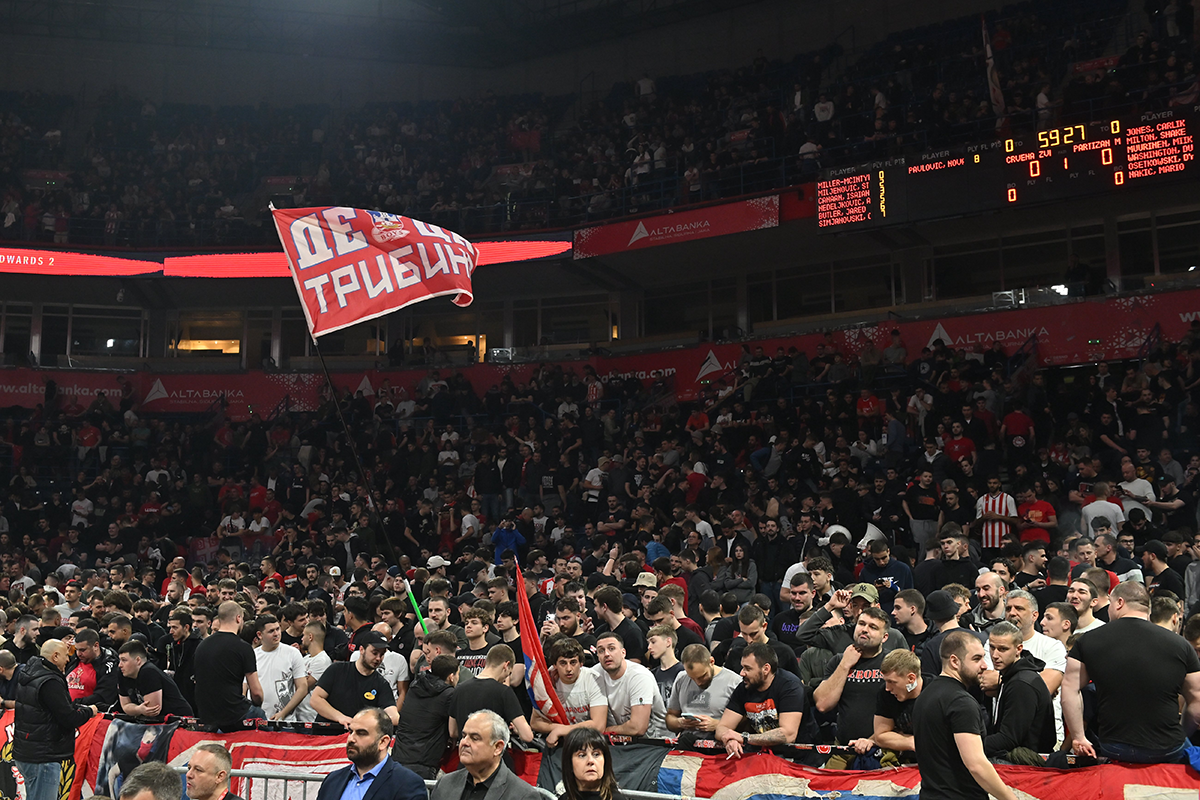  Sukob na tribinama Arene gdje su Delije 