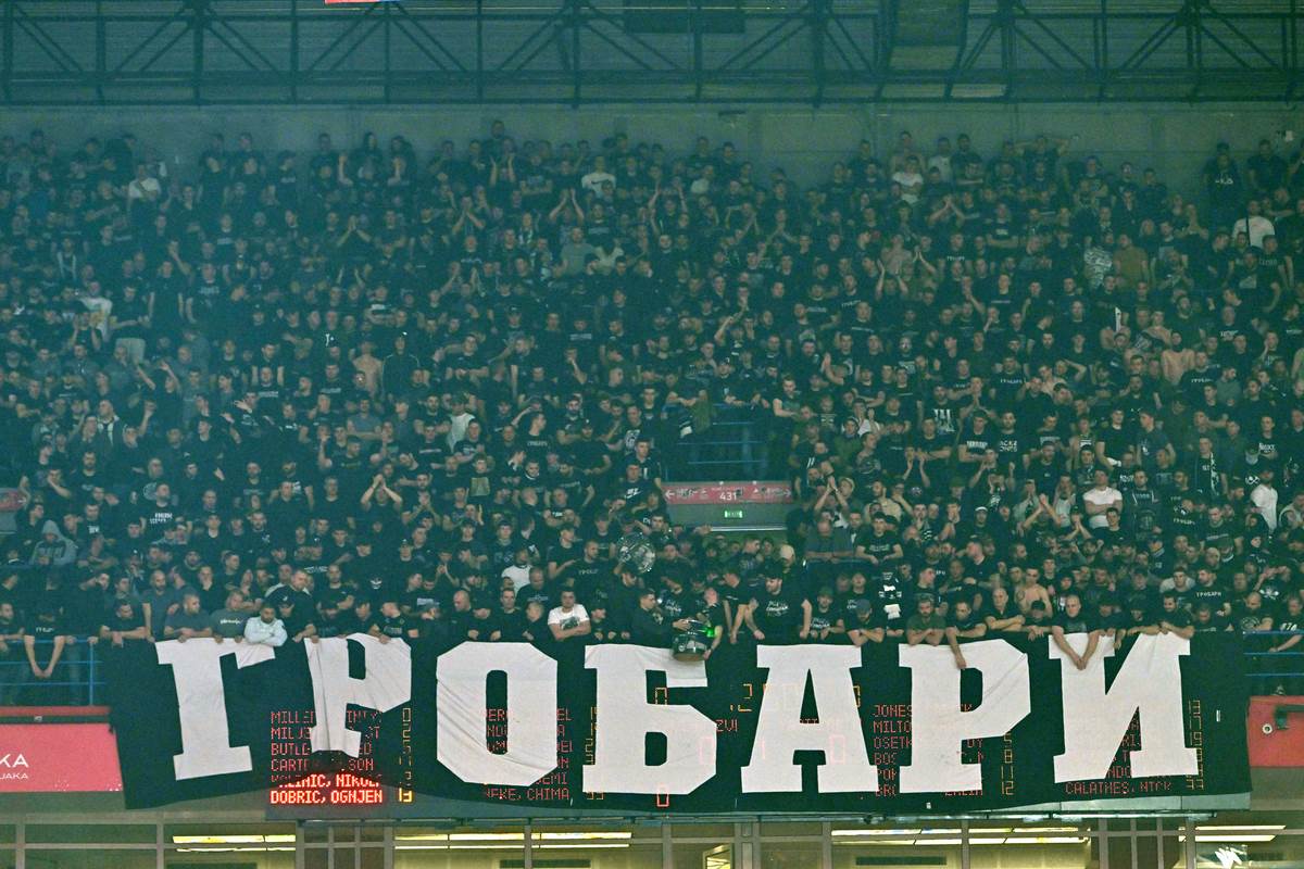  Grobari bacali topovske udare na tribinu sa djecom 