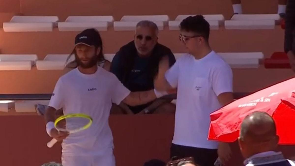  Korentan Mute se popeo na tribinu i svađao s navijačem 