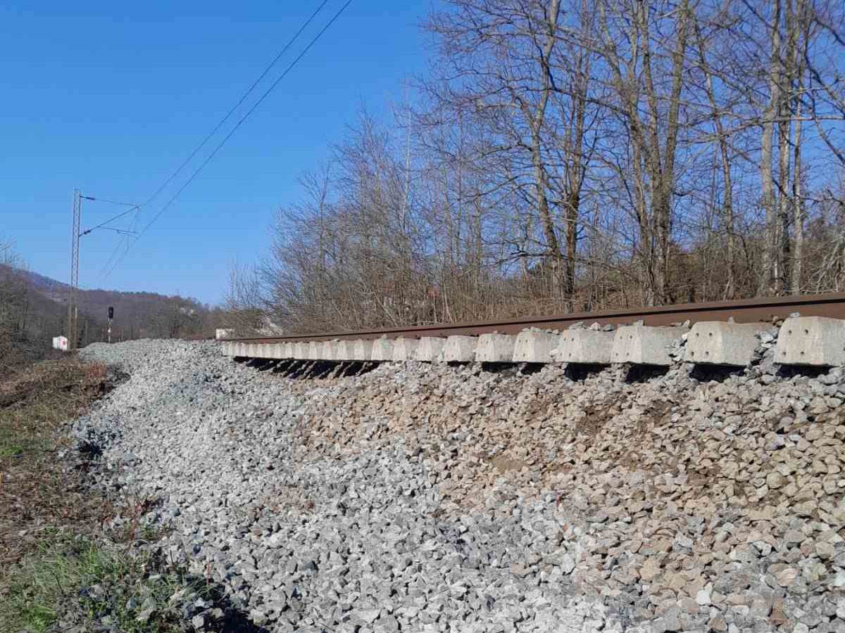  Klizište oštetilo prugu između Šnjegotine i Ukrine 