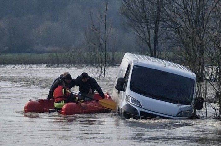 Vatrogasci iz bujice spasili dvojicu mladića zarobljenih u kombiju 