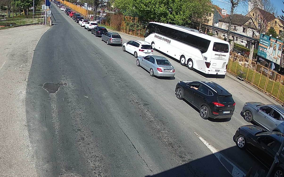  Zastoji na prelazu Gradiška: Očekuju se još veće gužve, putnici iznenađeni čekanjem 