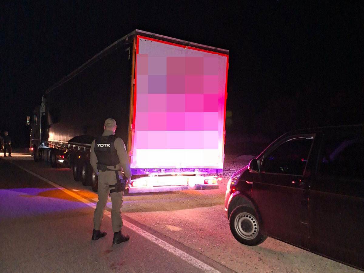  Migranti pronađeni u kamionu među drvenom potpalom 