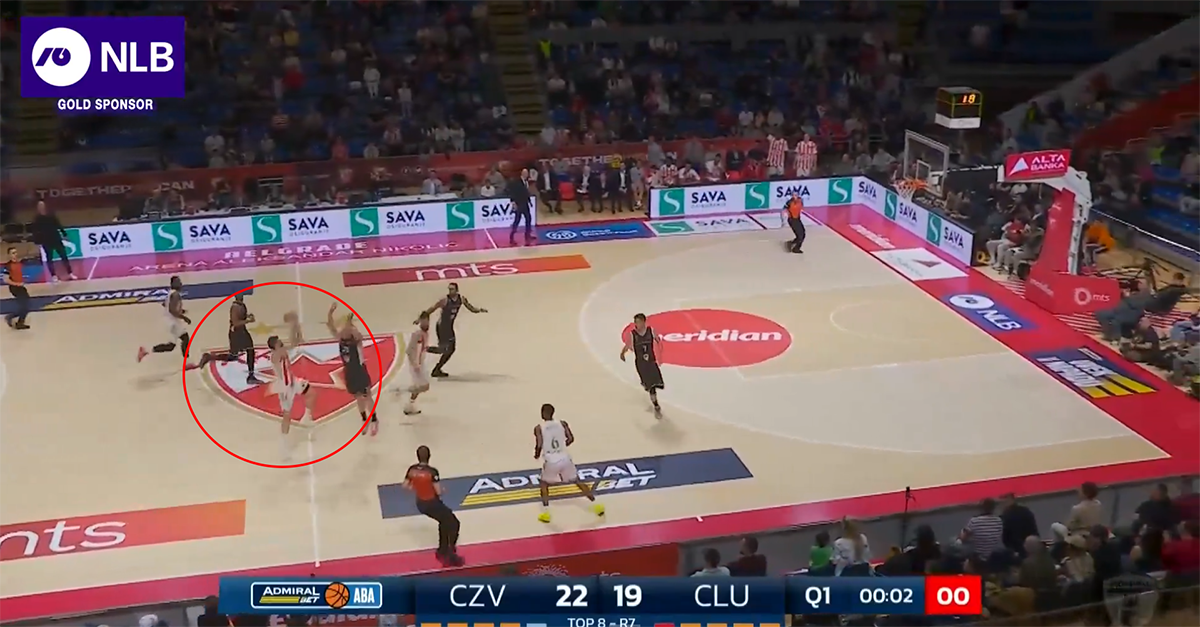  Crvena zvezda Kluž trojka Ognjena Dobrića sa pola terena  