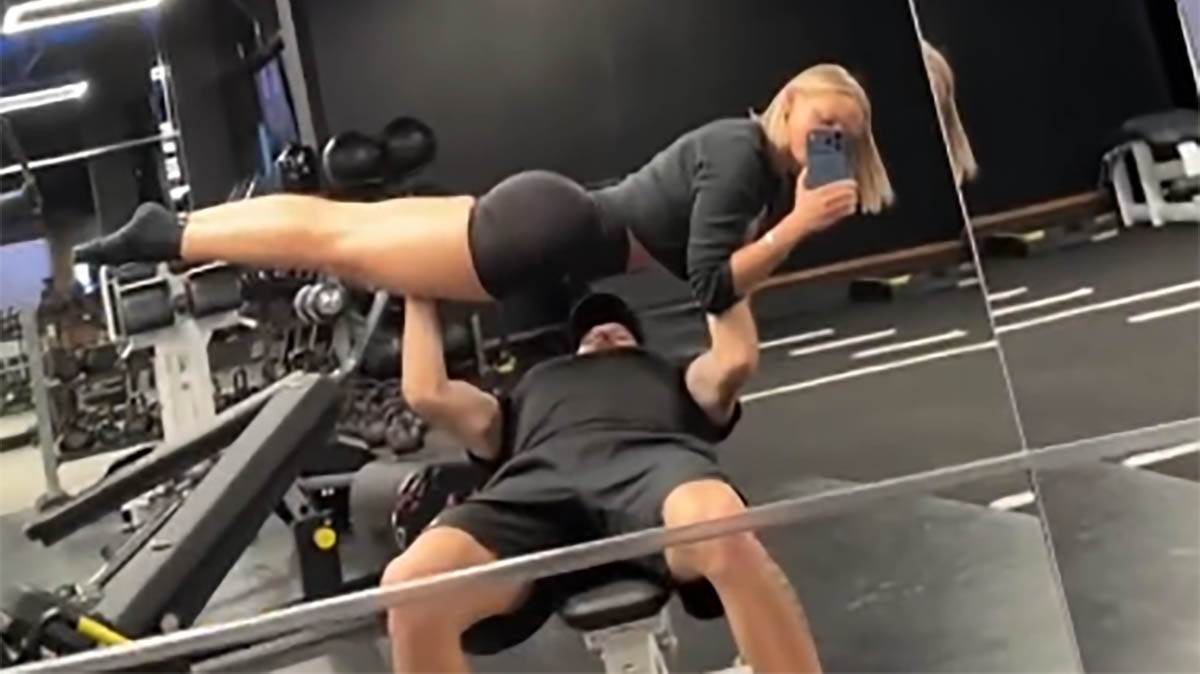  Mihajlo Mudrik diže djevojku u teretani kao tegove 