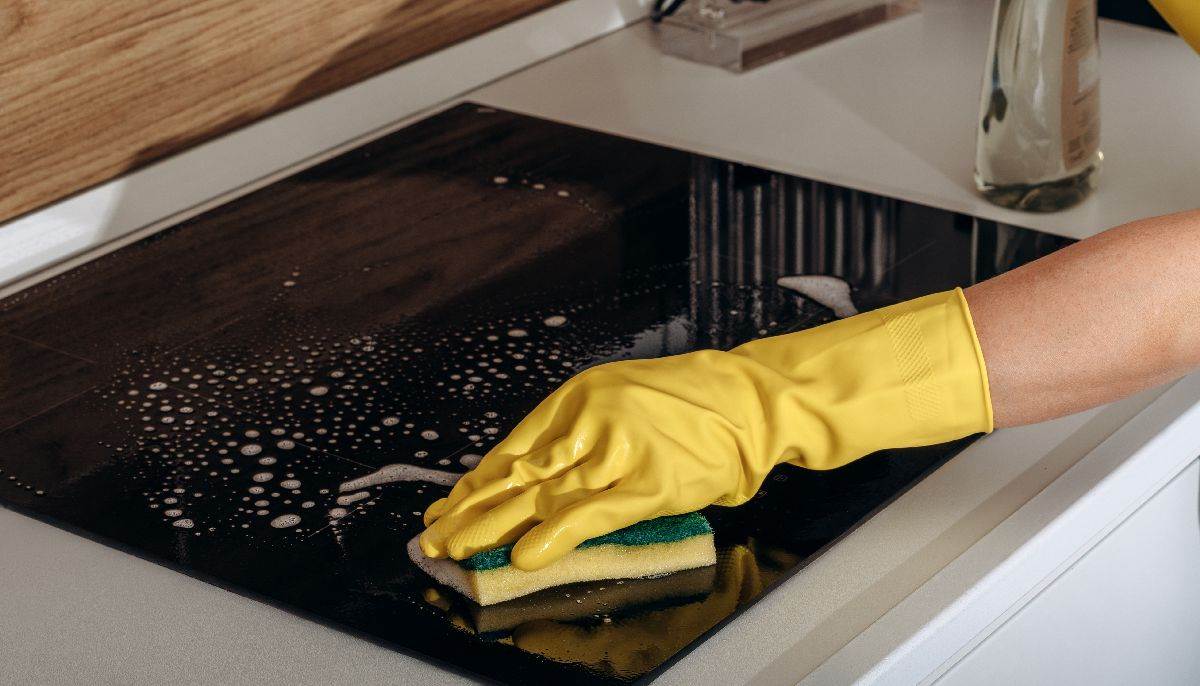  Trikovi za čišćenje ravne ploče na šporetu 