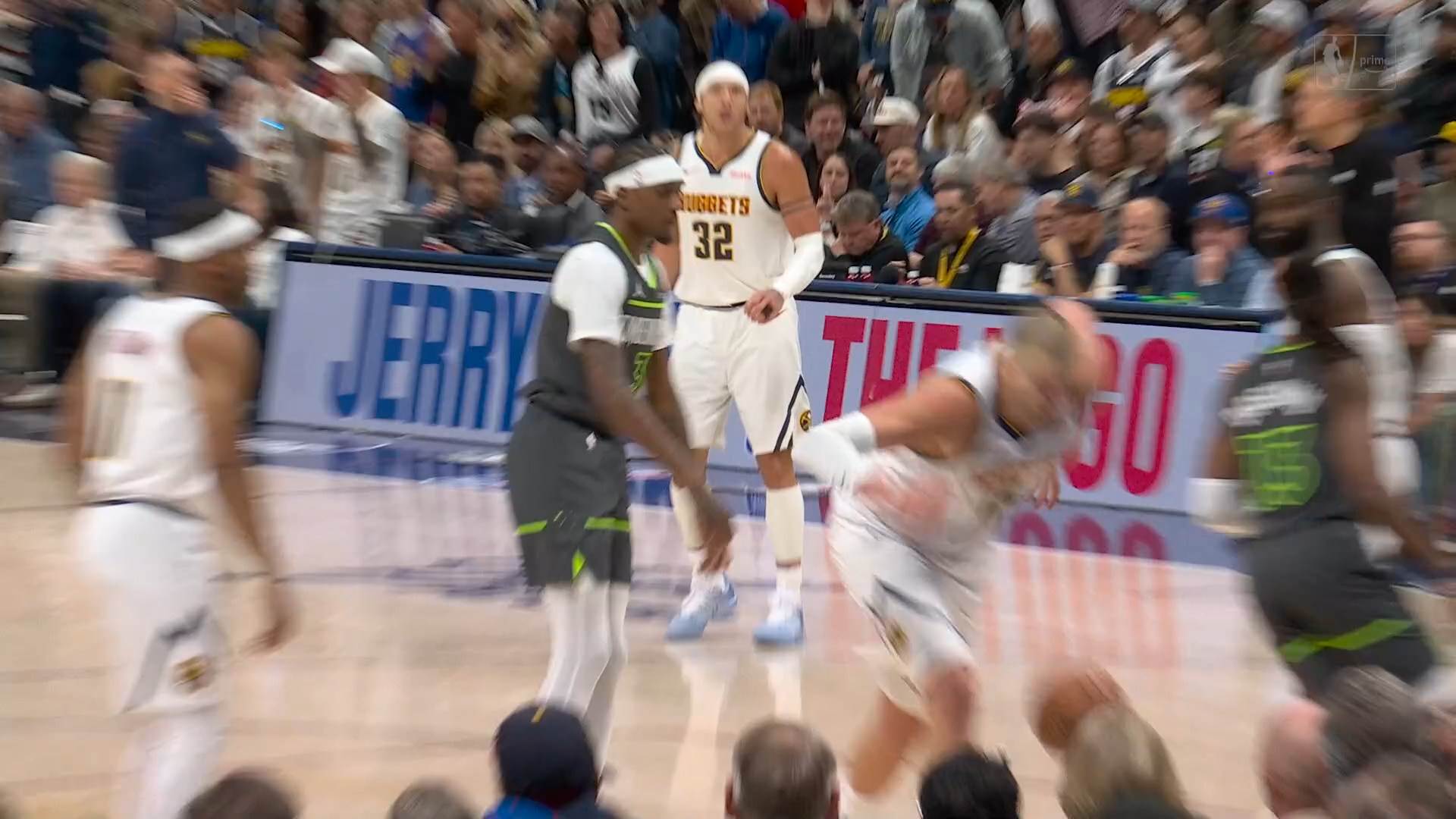  Mekdenijels odgurnuo nikolu jokica tokom meca 