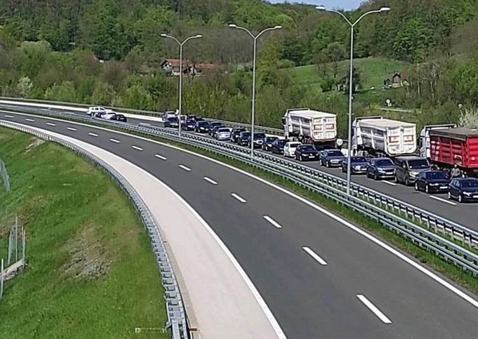  Teška saobraćajka auto-putu "9. januar": Zbog zastoja vozila se vraćaju prema Prnjavoru 