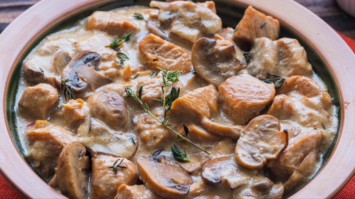  Kremasti svinjski gulaš sa pečurkama i pavlakom 