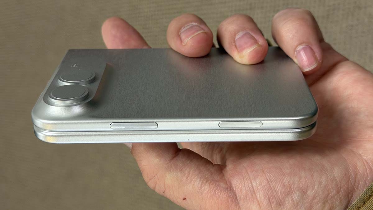  Prvi savitljivi iPhone stiže na vrijeme 