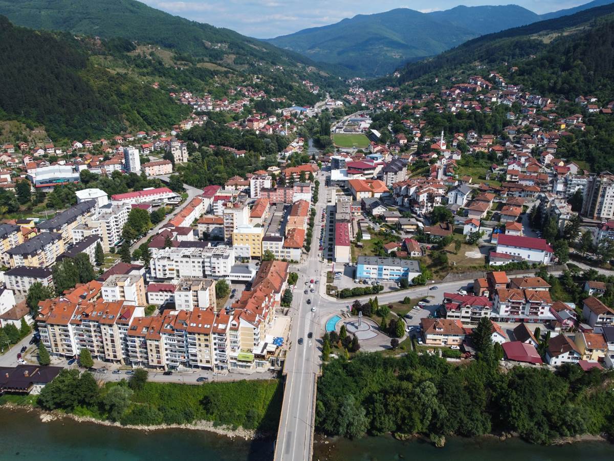  Fočak pijan divljao po kući, preplašena majka se sakrila u šupu 