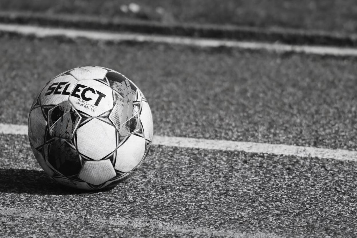  Prekinuta utakmica u Vitezu: Gostujući fudbaler preminuo na terenu! 