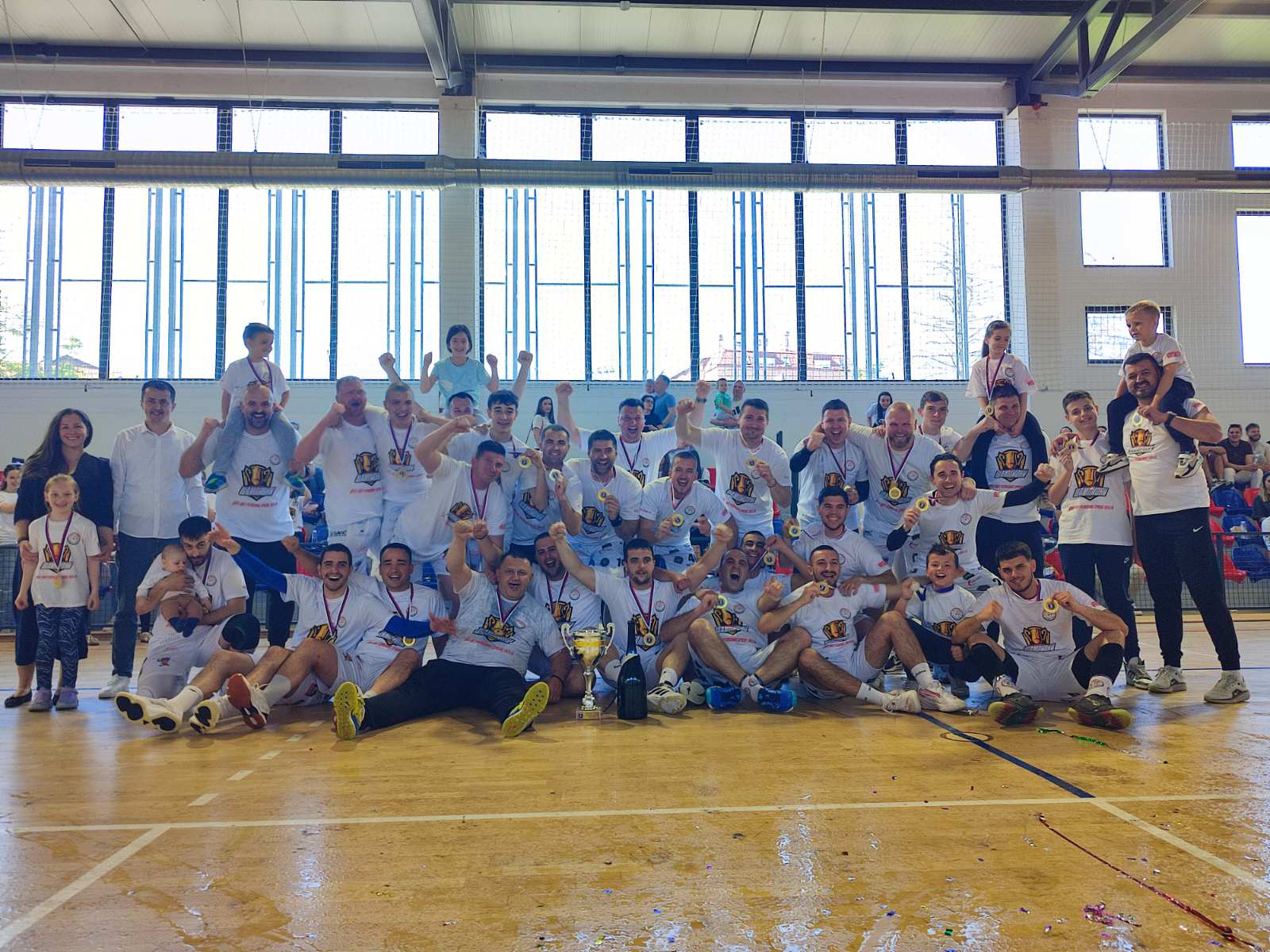  MRK Vrbas šampion Druge lige Zapad podigao pehar 