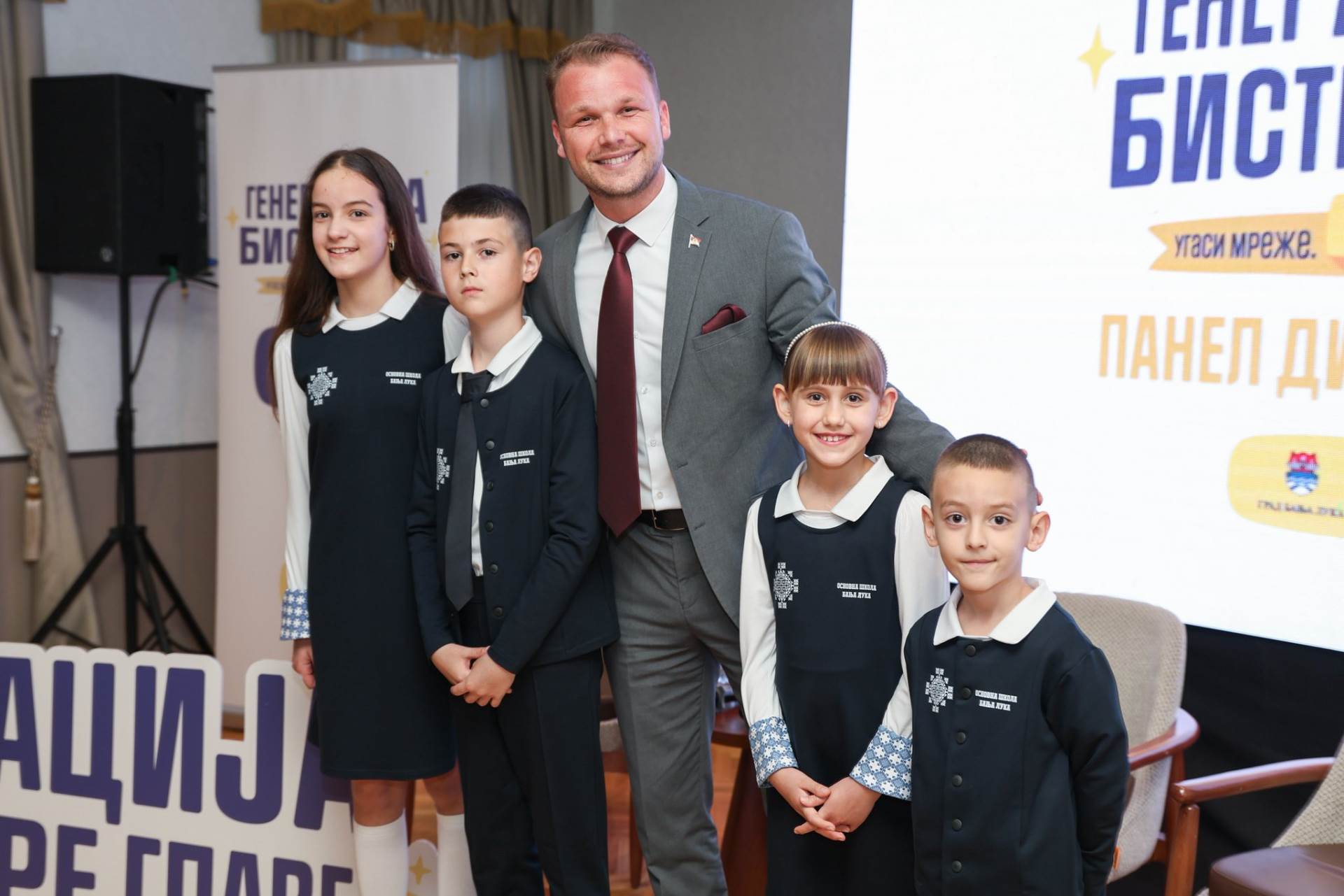  Nabavka uniformi za osnovce: Banjalučka firma dobila posao vrijedan blizu 80.000 KM 
