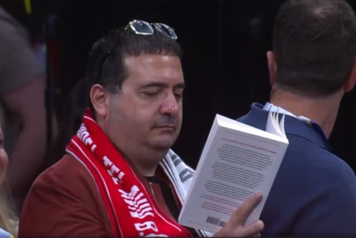  Vlasnik Hapoela čitao knjigu na utakmici 