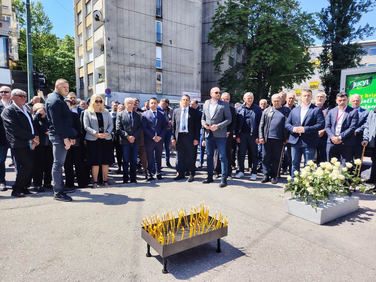  Godišnjica stradanja u Dobrovoljačkoj: Bijele ruže i svijeće za ubijene pripadnike JNA 