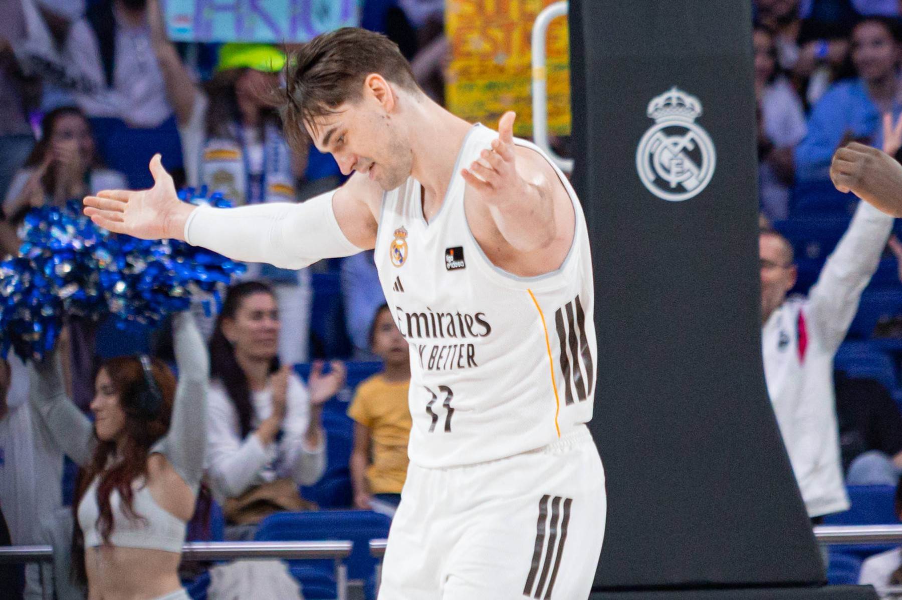  Mario Hezonja pogodio trojku sa pola terena  