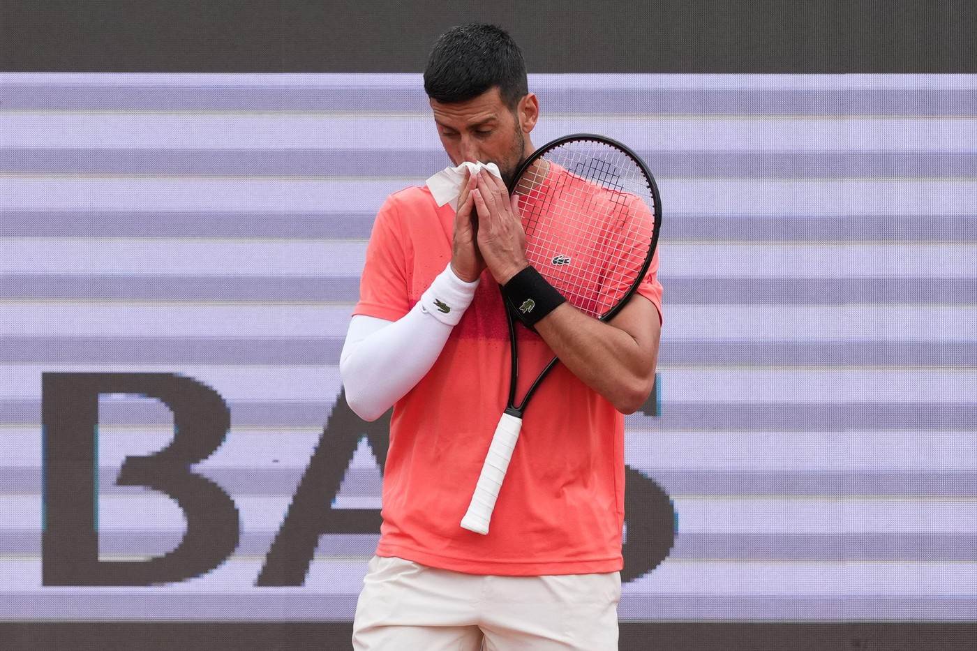  Novak Đoković nosi rukav na ruci 