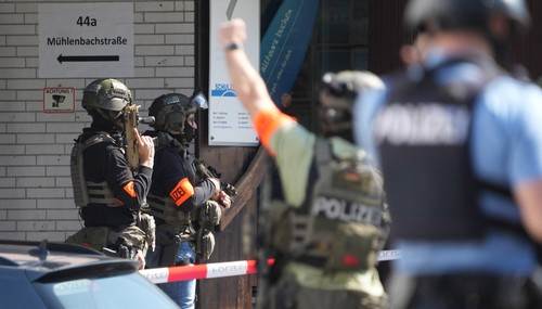  Talačka kriza u Njemačkoj: Naoružani napadači upali u banku 