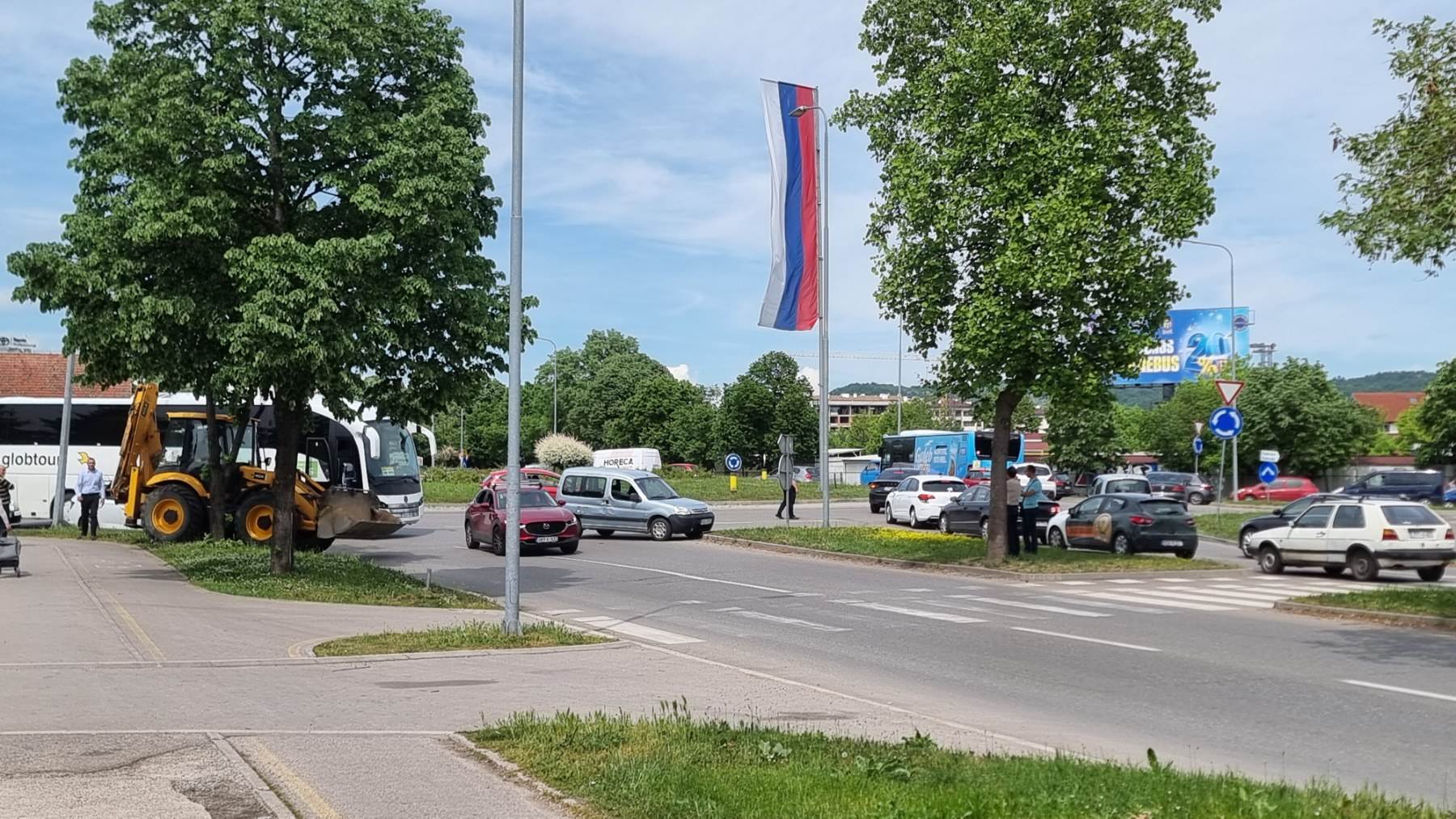  Kolaps kod Lesnine: Sudar autobusa i kedija u kružnom toku blokirao saobraćaj (FOTO/VIDEO) 