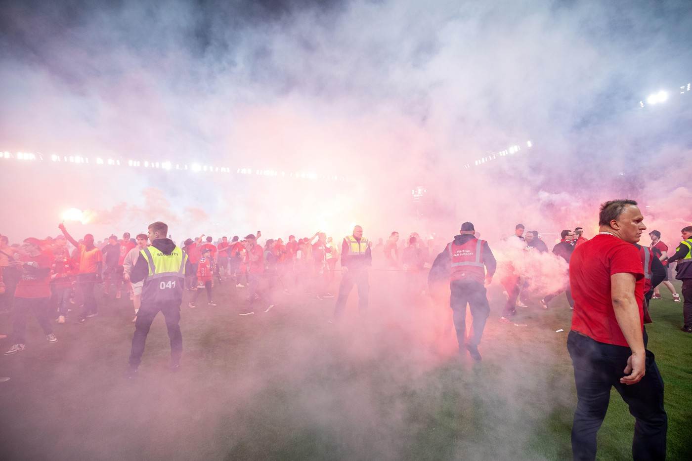  Navijači Slavije utrčali na teren 