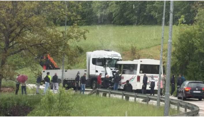  Sudar kamiona i autobusa kod Mrkonjić Grada 