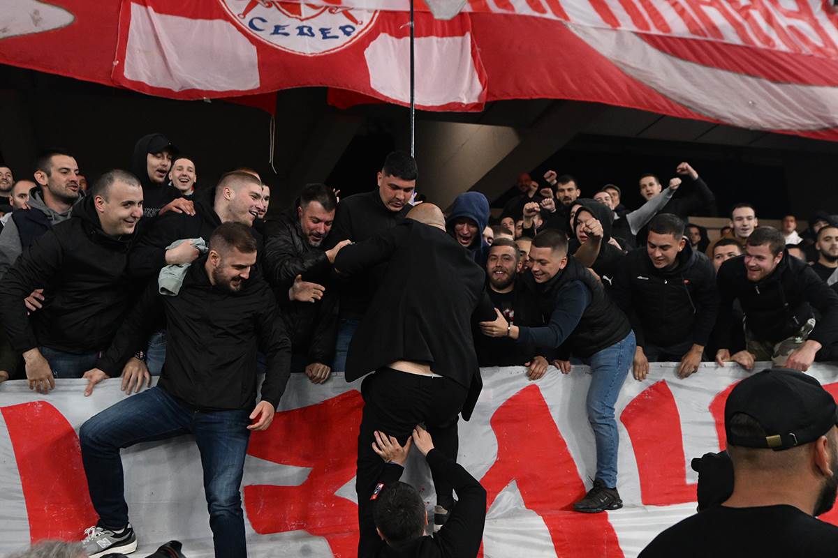  Stanković slavio sa navijačima poslije pobjede Zvezde 
