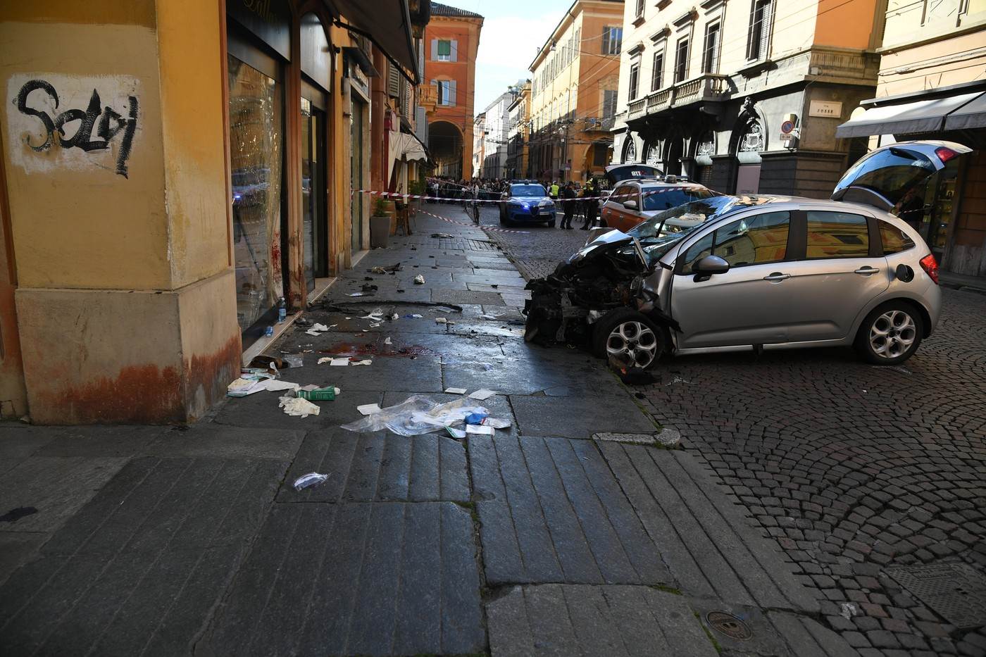  Automobilom udario pješake, pri bijegu izbo prolaznika 