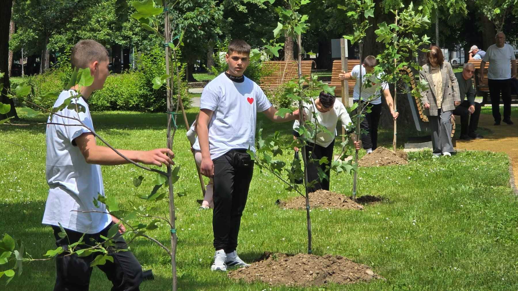  „Aleja 12 beba“ zasađena u Banjaluci: Trajno sjećanje na tragediju iz 1992. godine 