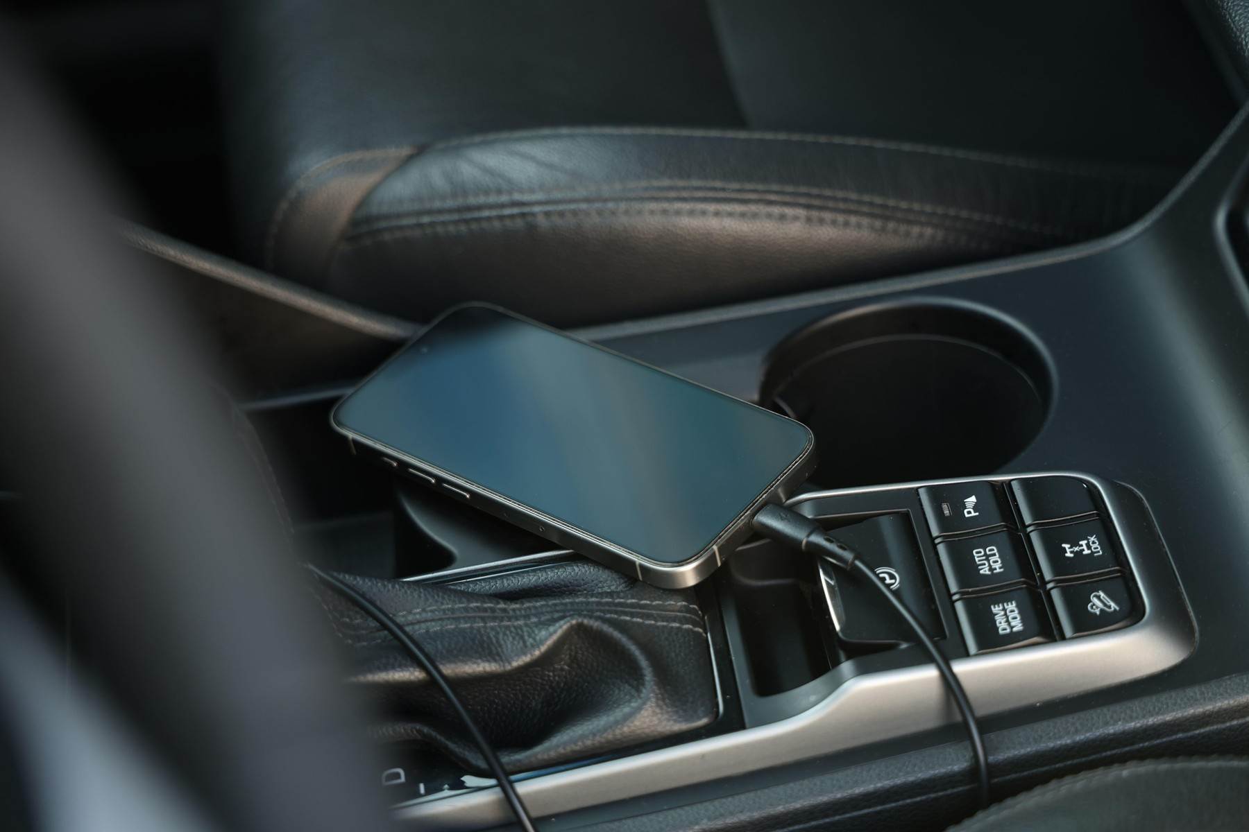  Bežično punjenje u automobilu opasnosti 
