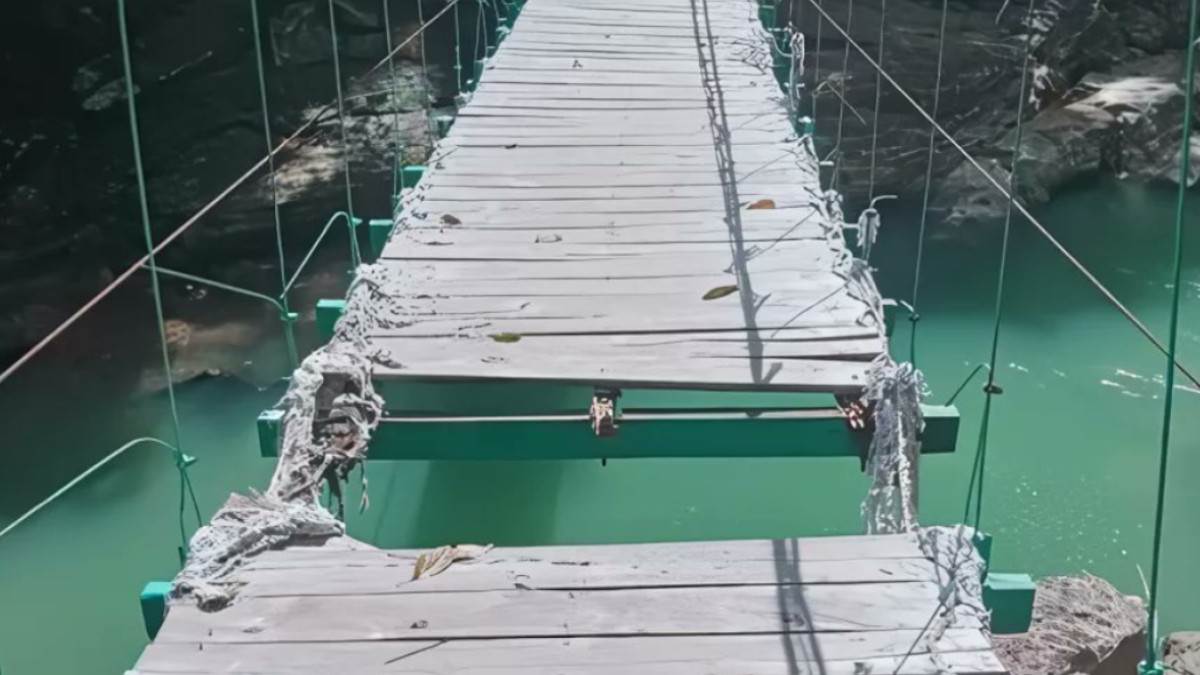  Stravična nesreća u Indoneziji: Srušio se most dok su se turisti fotografisali 