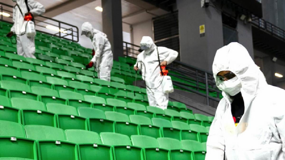  Panatinaikos dezinfikuje halu poslije Olimpijakosovog slavlj 