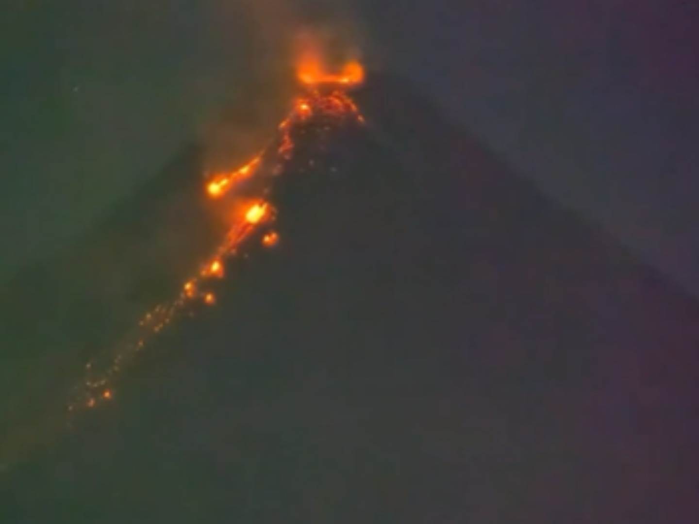  Zelena svjetlost obasjala vulkan tokom erupcije 