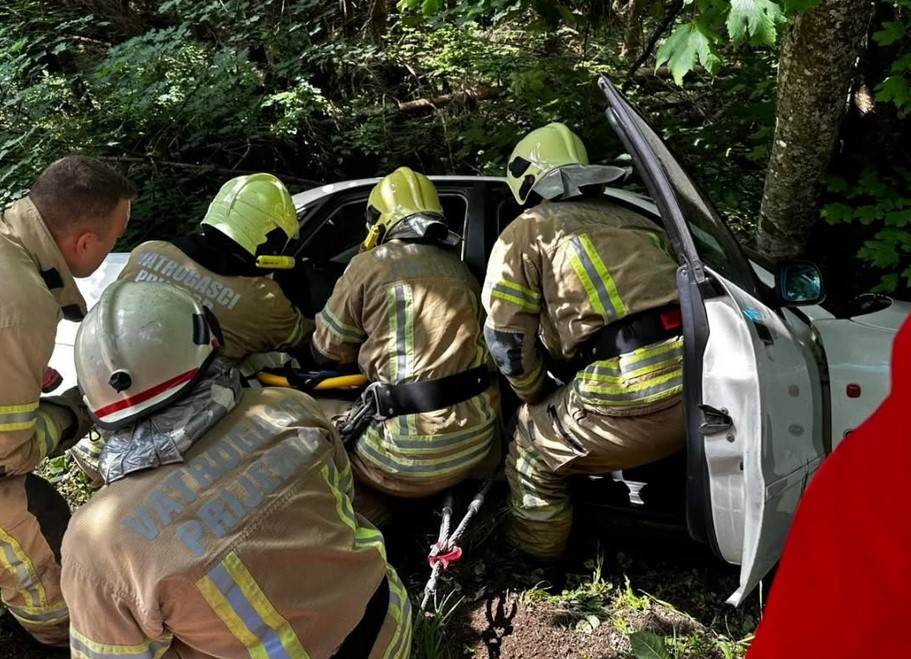  Kozara: Automobil sletio sa puta i završio u šumi 