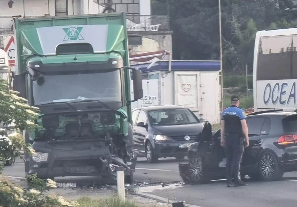  Sudarili se kamion i automobil kod Tuzle, ima povrijeđenih 