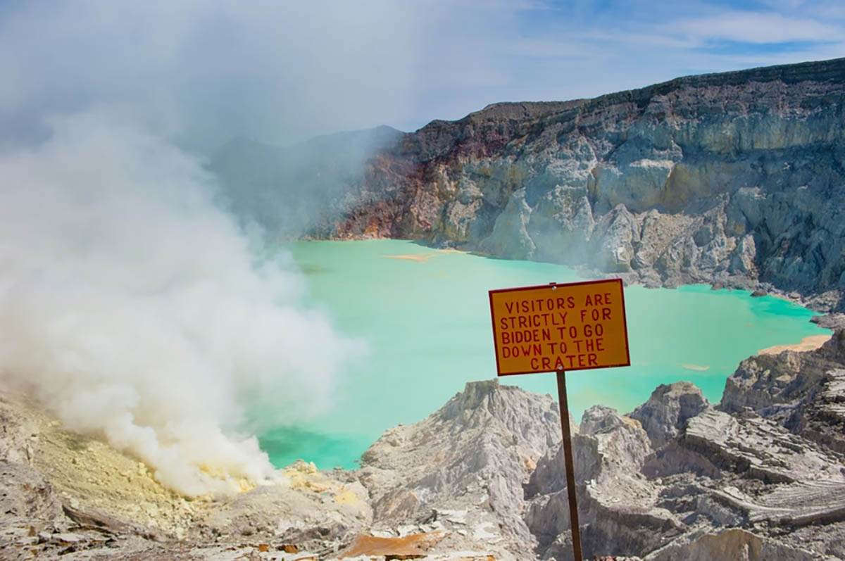  Čudo prirode u Indoneziji: Kako nastaje plava vatra u krateru vulkana Kawah Ijen 