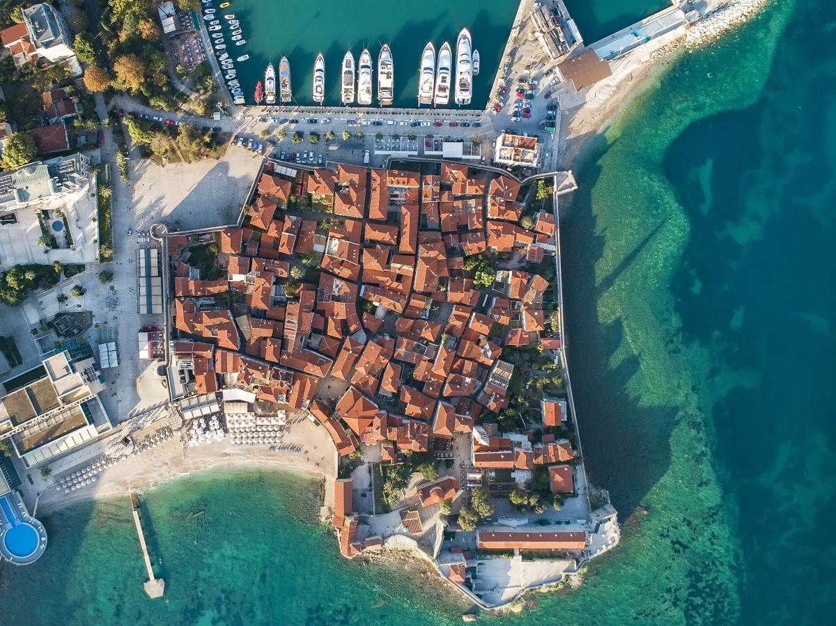  Budva: Zapalio se čamac sa 20 turista kod ostrva Sveti Nikola 